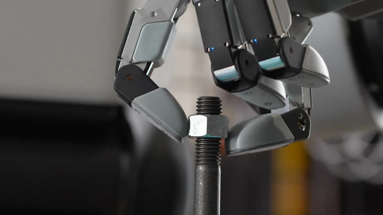 Atlas demonstrerar sina nya händer i Boston Dynamics videon Atlas Gets Hands On.